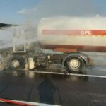 incendiu de proportii izbucnit la o autocisterna pe a7 pompierii au evitat la limita o explozie a cisternei cu propan 68841af0f2df4