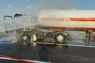 incendiu de proportii izbucnit la o autocisterna pe a7 pompierii au evitat la limita o explozie a cisternei cu propan 68841af0f2df4