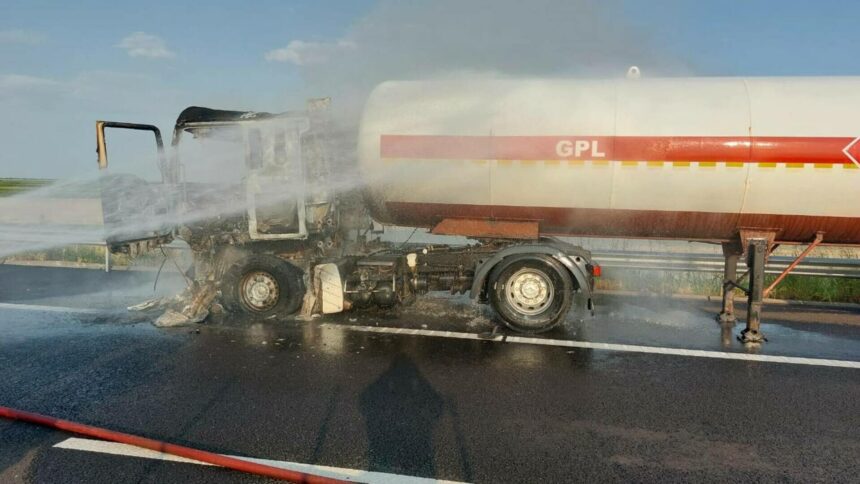 incendiu de proportii izbucnit la o autocisterna pe a7 pompierii au evitat la limita o explozie a cisternei cu propan 68841af0f2df4