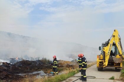 incendiu la o platforma de depozitare a deseurilor la uricani 686cc019e8be4