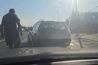 incident socant la iesirea din iasi sofer agresiv a blocat traficul a scuipat si a lovit geamul unei familii cu copil 688b7bb6bc456