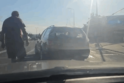 incident socant la iesirea din iasi sofer agresiv a blocat traficul a scuipat si a lovit geamul unei familii cu copil 688b7bb6bc456