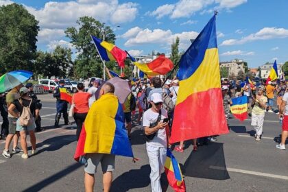 incidente la protestul sustinatorilor lui calin georgescu din piata victoriei un barbat a adus cartofi pentru a i inarma video 687d044b7b662