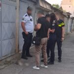 individ arestat dupa ce a aruncat un catel de la etaj zdrobindu l de ciment 6867f2783bd62