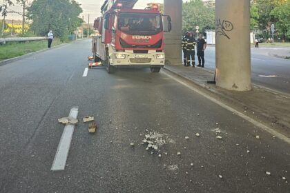 interventie a pompierilor ieseni la pasajul nicolina pentru degajarea unor elemente de constructie care amenintau sa cada in strada 687dc2ae24686