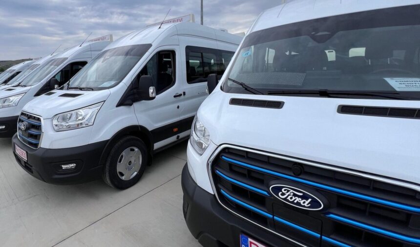 isj cele 26 de noi microbuze electrice achizitionate pentru elevii din judet vor contribui la combaterea abandonului scolar 688186794e0ca