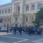 mii de persoane la marsul iasi pride o femeie a aruncat cu agheasma iar un barbat i a acuzat ca au coborat cu patul in strada video 686a42a002ec7