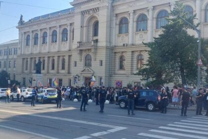 mii de persoane la marsul iasi pride o femeie a aruncat cu agheasma iar un barbat i a acuzat ca au coborat cu patul in strada video 686a42a002ec7