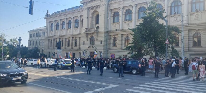 mii de persoane la marsul iasi pride o femeie a aruncat cu agheasma iar un barbat i a acuzat ca au coborat cu patul in strada video 686a42a002ec7