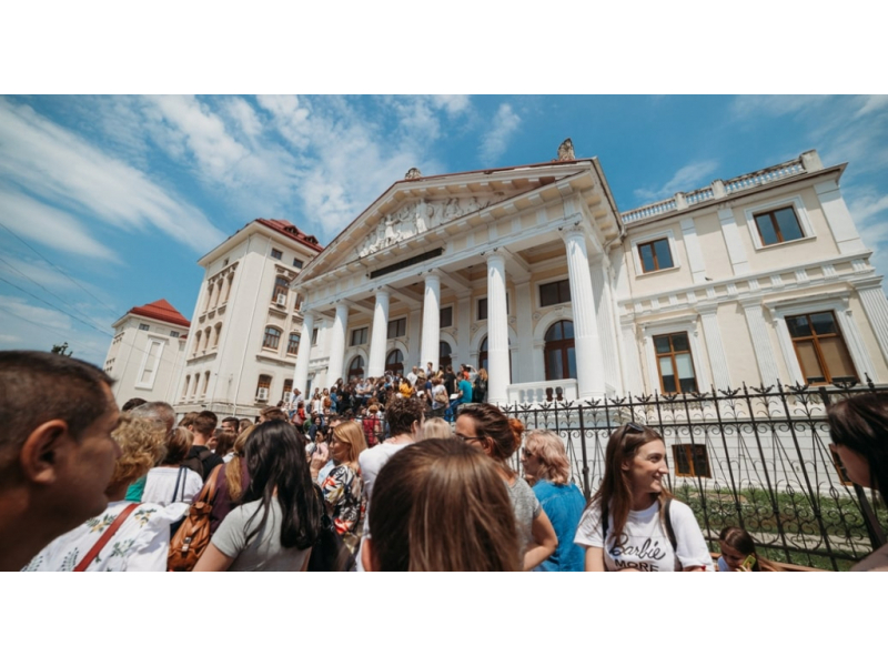 mii de tineri iau cu asalt universitatea de medicina doar unul vrea sa devina medic militar 686f6c040d22a