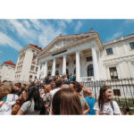 mii de tineri iau cu asalt universitatea de medicina 68734bbe94e9e