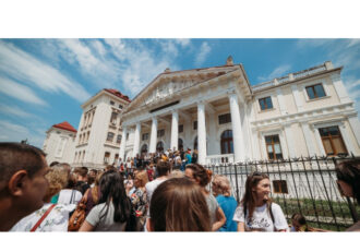 mii de tineri iau cu asalt universitatea de medicina 68734bbe94e9e