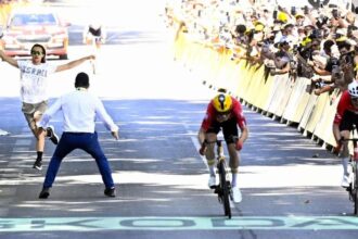 moment tensionat la turul frantei un militant pro palestinian retinut dupa ce a patruns in zona liniei de sosire la toulouse 687805df7d60f