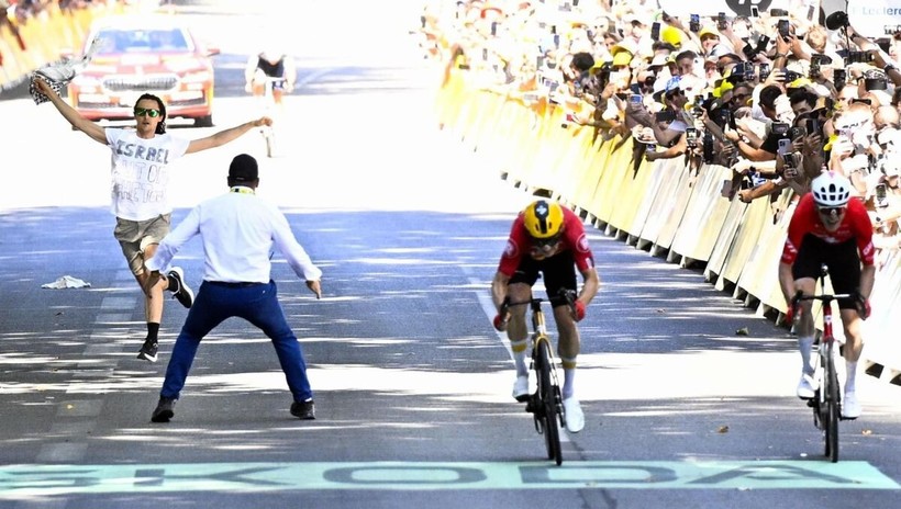 moment tensionat la turul frantei un militant pro palestinian retinut dupa ce a patruns in zona liniei de sosire la toulouse 687805df7d60f