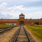 muzeul fostului lagar de la auschwitz lanseaza un instrument online pentru combaterea negarii holocaustului pe retelele sociale 688b4789c7283
