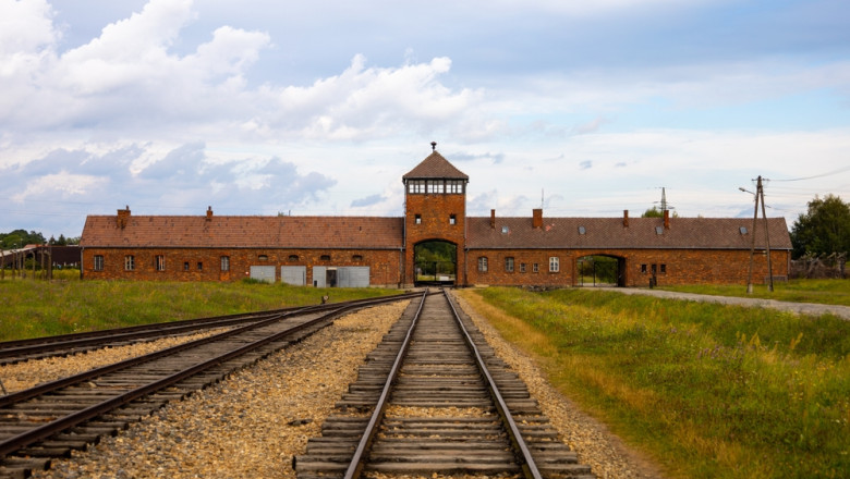 muzeul fostului lagar de la auschwitz lanseaza un instrument online pentru combaterea negarii holocaustului pe retelele sociale 688b4789c7283