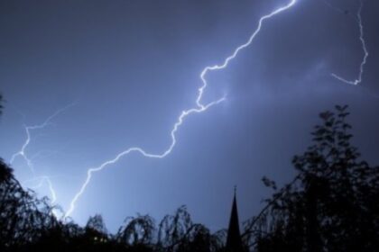 ne paste o noapte furtunoasa iasul sub cod portocaliu de vijelii si grindina 68872aab01bb6