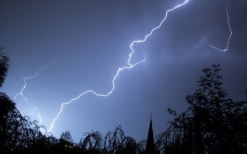 ne paste o noapte furtunoasa iasul sub cod portocaliu de vijelii si grindina 68872aab01bb6