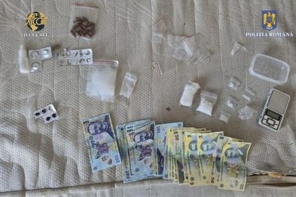 noua persoane cu varste intre 17 si 42 de ani cercetate pentru trafic de droguri politistii au gasit canabis metamfetamina comprimate de alprazolam video 686e428dcba02