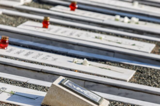 nu vom uita niciodata 51 de ani de la invazia care a divizat ciprul grecii sunt in doliu turcii sarbatoresc 687d0c106b792