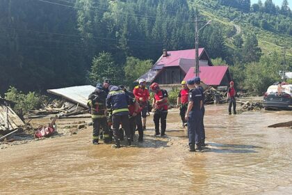 numarul pompierilor care intervin in judetele suceava si neamt suplimentat au fost mobilizati si salvatori de la isu iasi 6888d11636d92