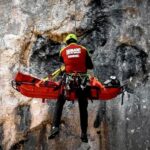 o femeie a fost strivita de doi bolovani in bucegi victima este constienta si echipele de interventie au ajuns la ea 687bbe37edc29