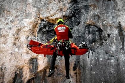 o femeie a fost strivita de doi bolovani in bucegi victima este constienta si echipele de interventie au ajuns la ea 687bbe37edc29