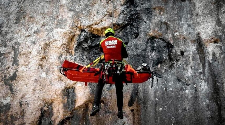 o femeie a fost strivita de doi bolovani in bucegi victima este constienta si echipele de interventie au ajuns la ea 687bbe37edc29