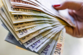 o fosta directoare de la electrica serv arestata preventiv dupa ce ar fi delapidat compania cu 45 milioane de lei in doar trei luni 68820c4d35409