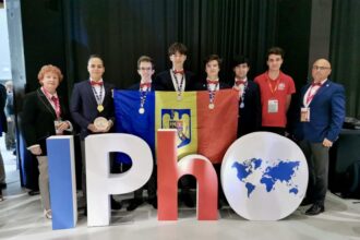 o medalie de aur si patru de argint pentru romania la olimpiada de fizica 2025 lotul coordonat de un prof de la uaic iasi 68828d53ba573 1