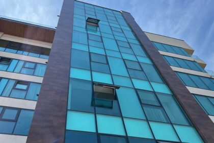 o tanara de 25 de ani a cazut de la etajul unui bloc din podu ros in chiloti explicatie halucinanta data chiar de ea dupa ce si a revenit pe beton in parcare 68758f8ce04b3