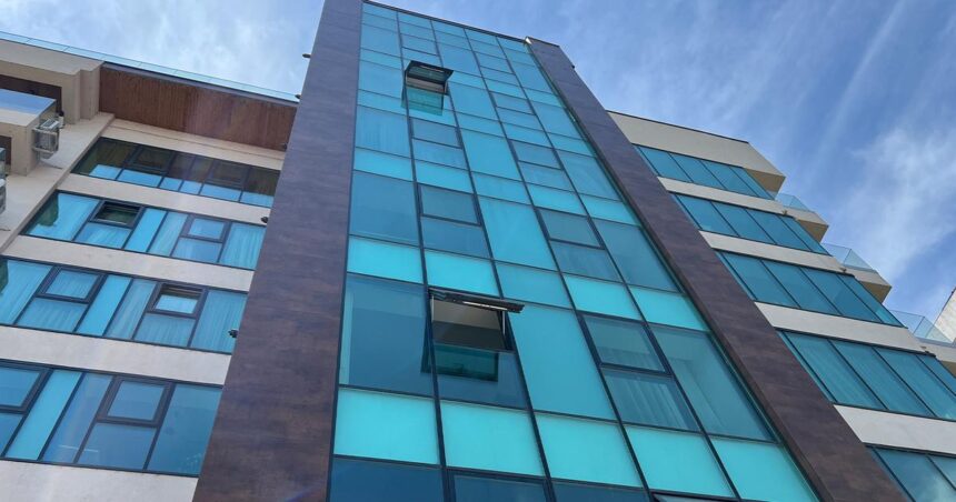 o tanara de 25 de ani a cazut de la etajul unui bloc din podu ros in chiloti explicatie halucinanta data chiar de ea dupa ce si a revenit pe beton in parcare 68758f8ce04b3