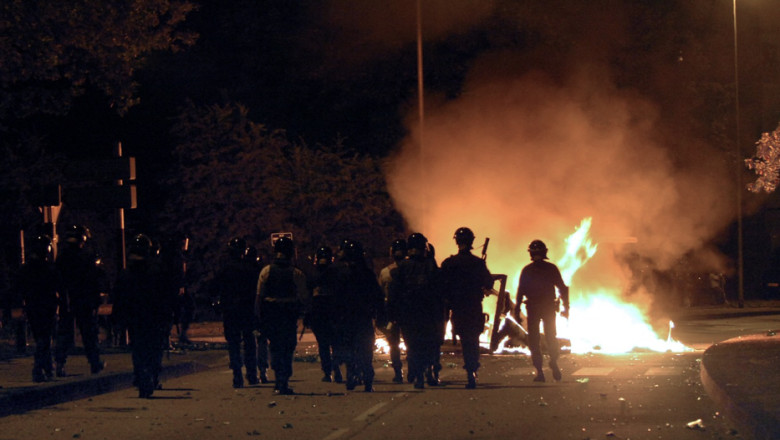 o zona in afara legii circa 100 de persoane au atacat cu mortiere masini in orasul francez limoges in ciocniri violente cu politia 687be1f88edd5