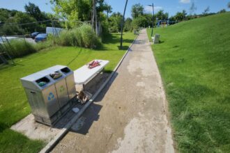 parcul in care s au bagat 14 milioane lei si sta inchis primaria nu a facut caile de acces 6865dde2a81a2