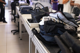 pasagerii nu se vor mai descalta la controalele de securitate din aeroporturile americane la 20 de ani de la implementarea regulii 68726dee05ddd