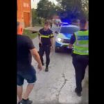 politist atacat de mai multi oameni dintr un sat dupa ce a oprit un barbat care conducea un atv si care consumase alcool video 688742b28cc29