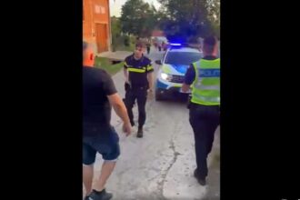 politist atacat de mai multi oameni dintr un sat dupa ce a oprit un barbat care conducea un atv si care consumase alcool video 688742b28cc29