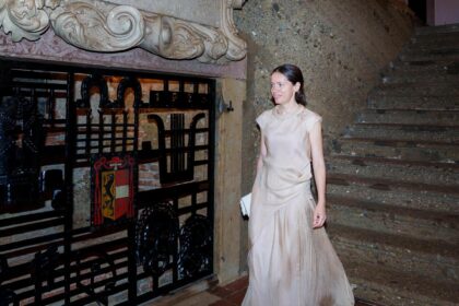 prima doamna a romaniei in tinute create de designerul iesean irina schrotter la vizita oficiala din austria e o onoare si o mandrie 6887acba9d9e8