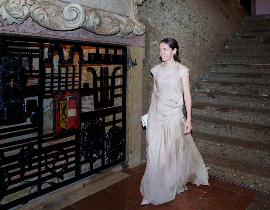 prima doamna a romaniei in tinute create de designerul iesean irina schrotter la vizita oficiala din austria e o onoare si o mandrie 6887acba9d9e8