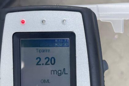 reactia politistilor ieseni dupa ce un sofer a suflat in etilotest nu afiseaza volti 688391c6f41cc