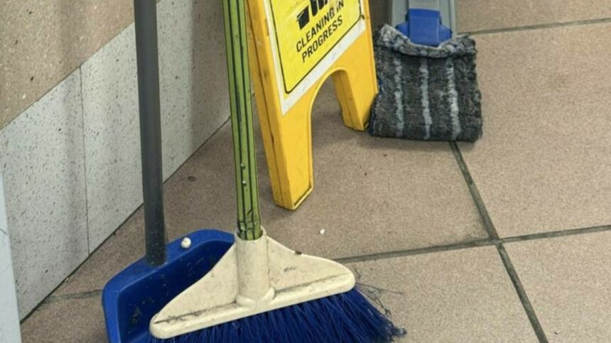 regizorul tudor giurgiu revoltat de conditiile din aeroportul otopeni e mizerie bagajele iti ajung la peste 45 de minute 686f7aa8bf902