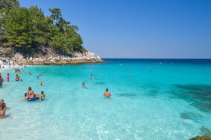 romanii au cheltuit deja 3 miliarde de euro pe vacante in strainatate in primele luni din 2025 68760693b6123