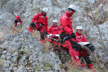salvamontistii au salvat cinci persoane de pe munte in doar 24 de ore indemnul salvatorilor 687b4f325bfac