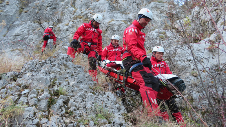 salvamontistii au salvat cinci persoane de pe munte in doar 24 de ore indemnul salvatorilor 687b4f325bfac