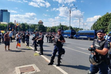 sase dosare penale si zeci de amenzi dupa protestul cu imbranceli intre manifestanti si fortele de ordine din piata victoriei 687dfba4c5572