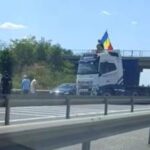 sensul catre bucuresti al a1 blocat un sofer a oprit vehiculul de mare tonaj de a latul soselei si s a urcat pe cabina pentru a protesta 687cfe80ef81f