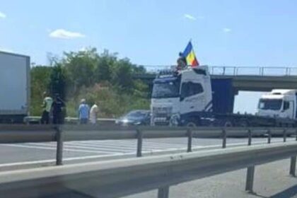 sensul catre bucuresti al a1 blocat un sofer a oprit vehiculul de mare tonaj de a latul soselei si s a urcat pe cabina pentru a protesta 687cfe80ef81f
