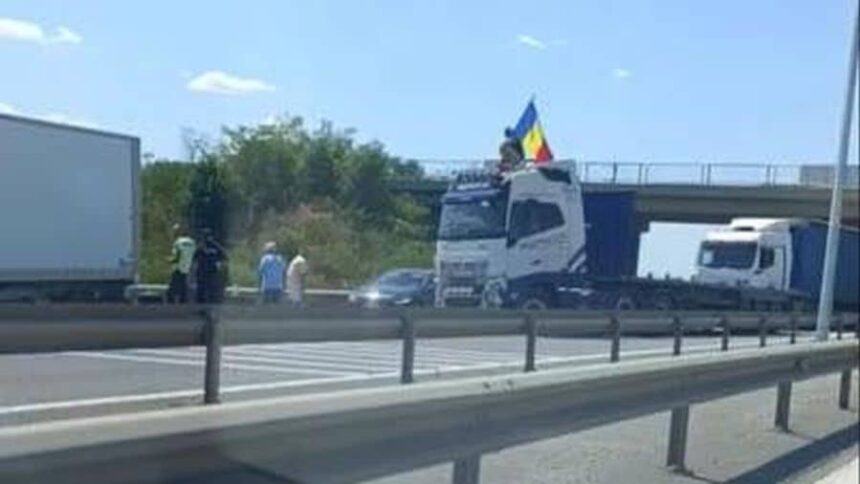 sensul catre bucuresti al a1 blocat un sofer a oprit vehiculul de mare tonaj de a latul soselei si s a urcat pe cabina pentru a protesta 687cfe80ef81f
