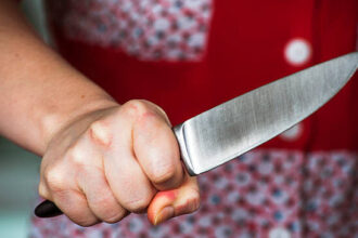 sotie gasita nevinovata de judecatori dupa ce si a injunghiat sotul cu cutitul in inima in urma unei altercatii domestice femeia fusese zeci de ani victima batailor acestuia 688964635162c