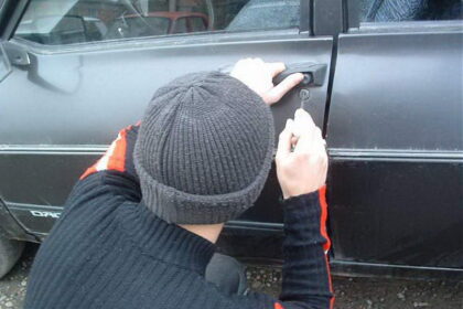 tanar din judetul iasi retinut dupa ce a furat o masina si a condus fara permis era deja condamnat la inchisoare pentru furturi 6875ac0a1c44c